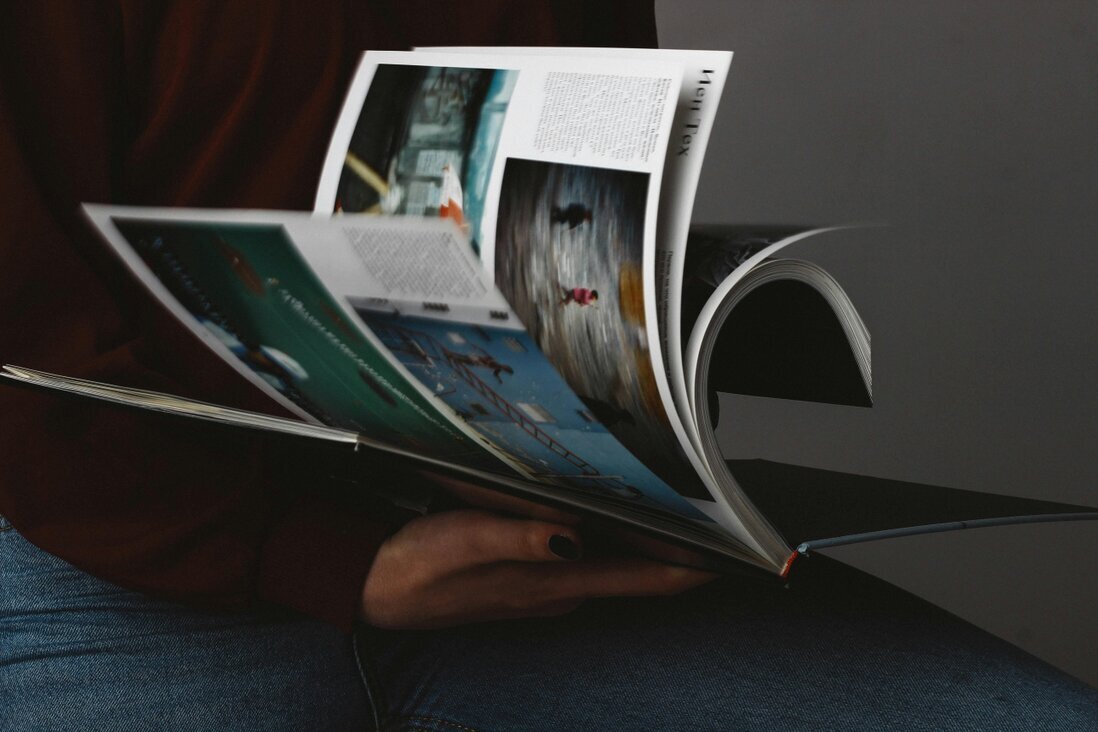 Fotolibro con diseño moderno sobre una mesa