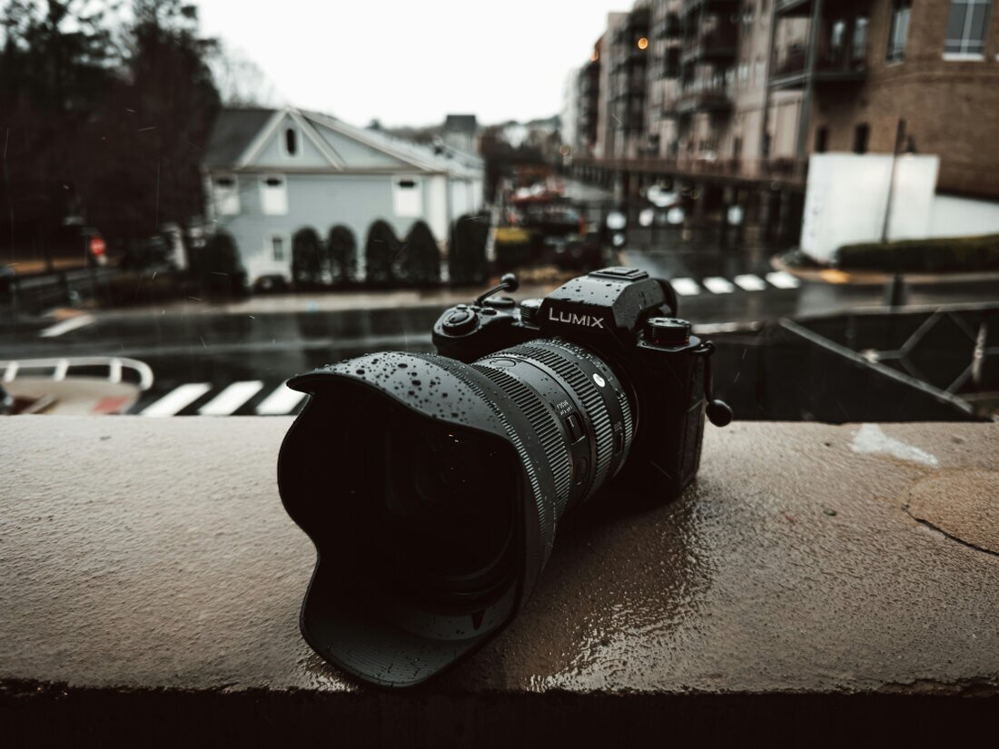 Cámara de fotos profesional lista para un evento