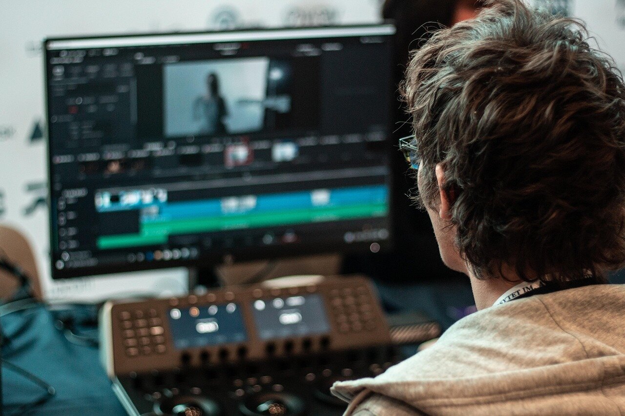Edición de fotos y video en una computadora con programas profesionales