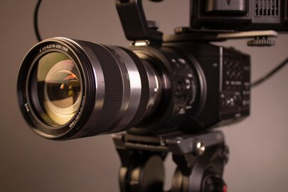 Camarógrafo grabando un evento social